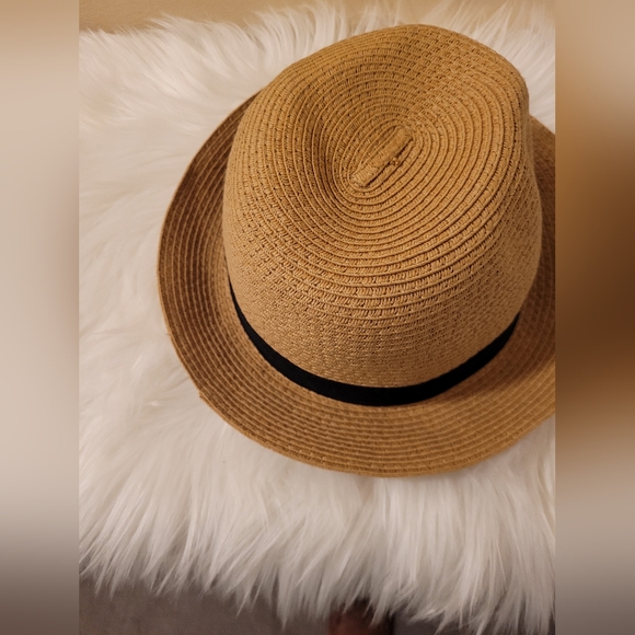 Bluenotes Straw Hat for a Spring refresh Featuring a classic fit with a brim. - Picture 11 of 15
